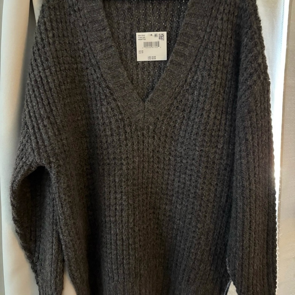 American eagle V neck sweater NWT